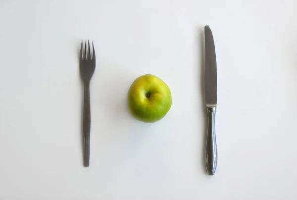 ナイフで緑のリンゴと白い背景の上のビューにフォーク 食事のコンセプトと健康的なライフスタイル — ストック写真