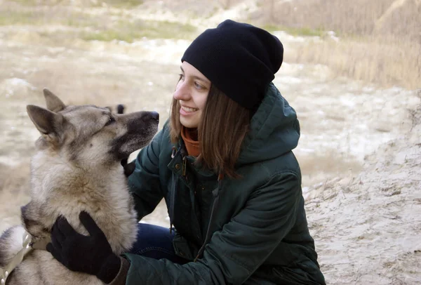 Imagen Joven Con Perro Husky Siberiano Aire Libre Amigos —  Fotos de Stock