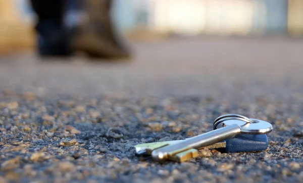 Ein Mann Verliert Auf Der Straße Schlüssel Schlüsselbegriff Verlieren — Stockfoto