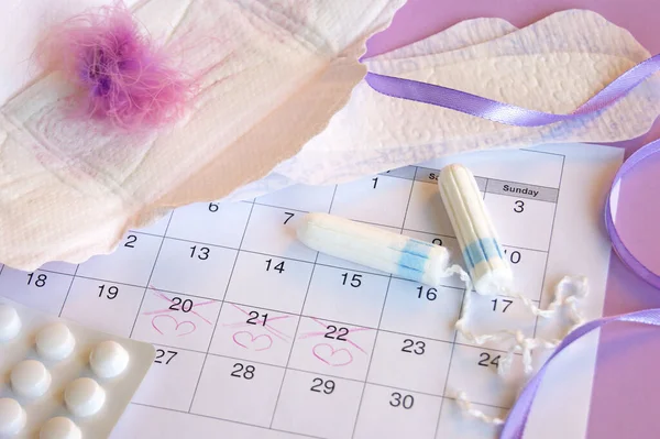 Menstruationskissen Und Tampons Auf Menstruationskalender Mit Fliederfarbenem Hintergrund — Stockfoto
