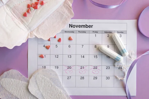 Almofadas Tampões Menstruais Calendário Período Menstrual Com Fundo Lilás — Fotografia de Stock