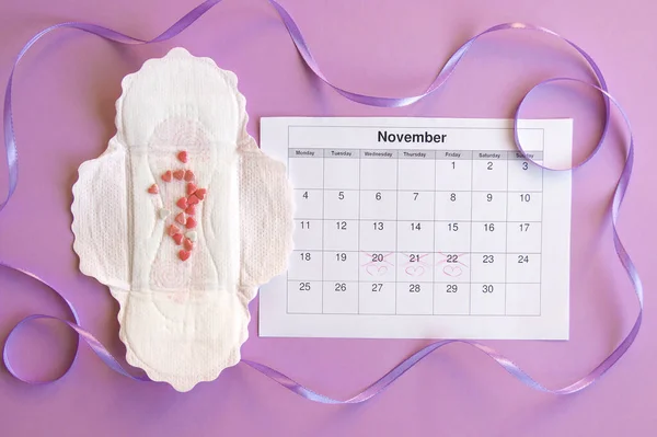 Menstruatie Pads Tampons Menstruatie Periode Kalender Met Lila Achtergrond — Stockfoto