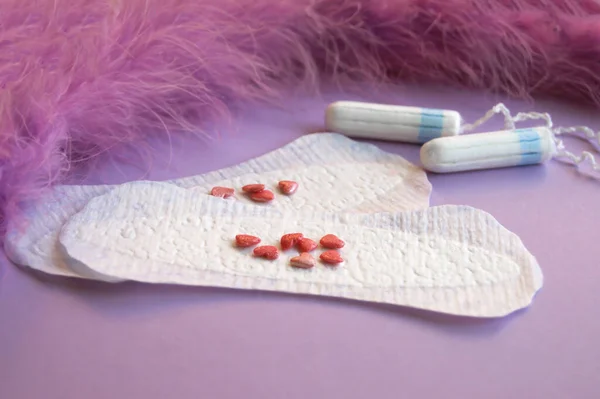 Almohadillas Tampones Menstruales Sobre Fondo Lila —  Fotos de Stock