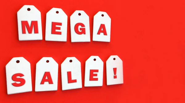 9个白色的木制标签 上面写着 Mega Sale 红色背景 复制Spase 销售概念 — 图库照片