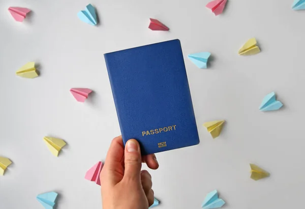 Pasaporte Biométrico Internacional Mano Femenina Planos Papel Color Sobre Fondo — Foto de Stock