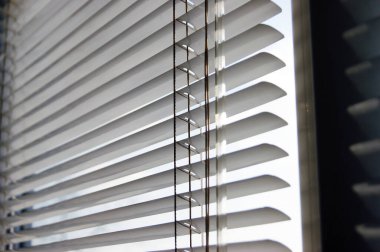 Ofis perdeleri. Modern demir kepenkler. Konferans odasında ışık kontrolü..