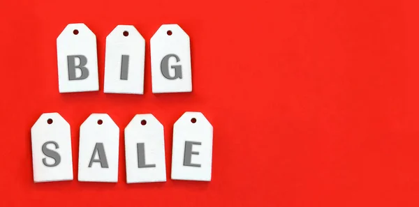 7个白色的木制标签 上面写着 Big Sale 红色背景 复制Spase 销售概念 — 图库照片