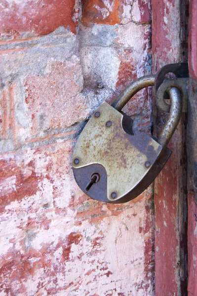 Velho Cadeado Portas Fechadas Uma Fechadura Enferrujada Portão Parede Tijolo — Fotografia de Stock