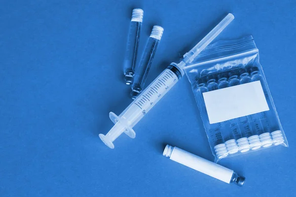 Injektionsflaskor Med Ett Botemedel Mot Sjukdomen Plastspruta Med Nål Blå — Stockfoto