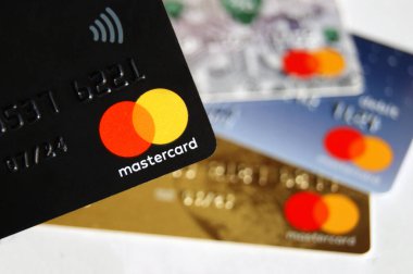 KHARKOV, UKRAINE - 8 Şubat 2020: Beyaz arka planda bir Master Card kredi kartının kapanışı. Arkaplanda üç banka kartı daha var..