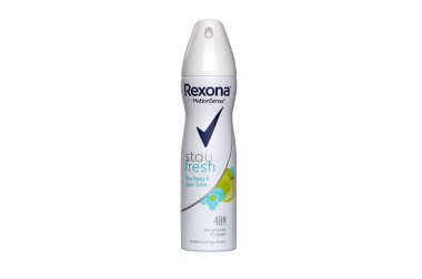 KHARKOV, UKRAINE - 7 Şubat 2020: Rexona Kadınları Beyaz arkaplanda Taze Deodorant Kalın. Rexona Stay Fresh parfümü, taze yeşil elma ve mavi haşhaş karışımıyla klasik bir dişidir..