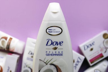 KHARKOV, UKRAINE - 4 Mart 2020: hindistan cevizi sütü ile duş jeli. 1955 'te İngiliz pazarına giren Dove, kişisel bakım markası..