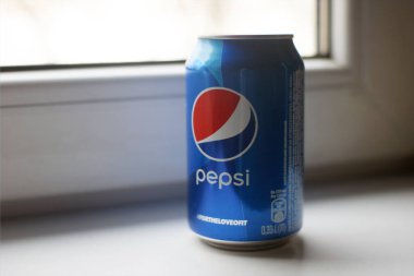 KHARKOV, UKRAINE - 1 Nisan 2020: Pencere pervazında bir konserve pepsi kola.