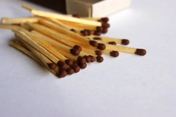 Las Cerillas Protectoras Madera Están Dispersas Alrededor Una Caja Cerillas — Foto de Stock