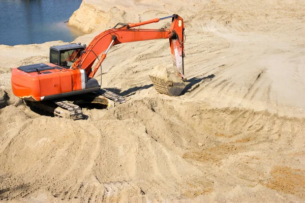 Kum Ocağında Turuncu Kazıcı Bir Sürü Kum — Stok fotoğraf