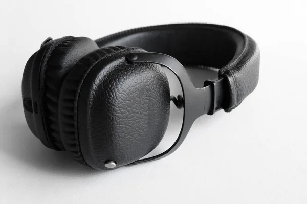 Tragbare Schwarze Kopfhörer Auf Weißem Hintergrund Layout Kreatives Design Heller — Stockfoto