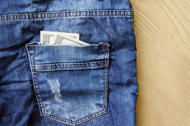 Kotun arka cebinde Amerikan doları var. 100 dolar..