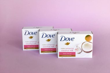 KHARKOV, UKRAINE - 4 Mart 2020: hindistan cevizi sütlü güvercin sabunu. 1955 'te İngiliz pazarına giren Dove, kişisel bakım markası..