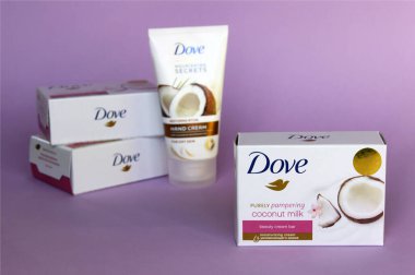 KHARKOV, UKRAINE - 4 Mart 2020: Hindistan cevizi sütüyle elde kumru sabunu ve krema. 1955 'te İngiliz pazarına giren Dove, kişisel bakım markası..