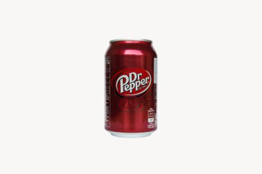 KHARKOV, UKRAINE - 15 Nisan 2020: Dr. Pepper şişesi beyaz arkaplanda izole edilebilir.