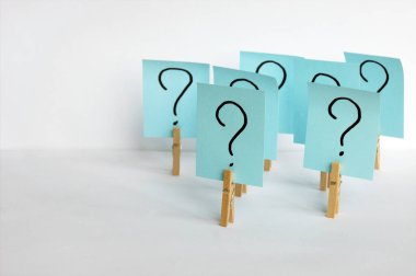 Çıkartmalarında soru işareti olan bir sürü mandal. İş, yönetim, piyasa, yaratıcılık kavramı.