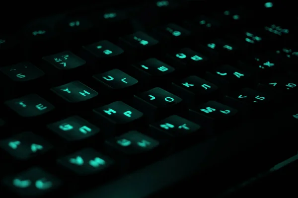 Teclado Juego Retroiluminado Cerca Teclas Negras Con Caracteres Azules Iluminados —  Fotos de Stock