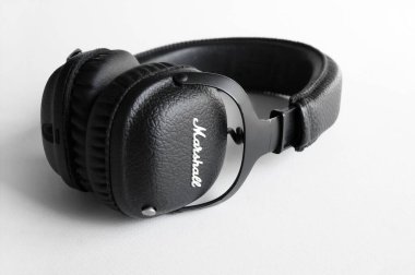 KHARKOV, UKRAINE - 6 Nisan 2020: Beyaz arka planda Marshall Bluetooth kulaklıkları.