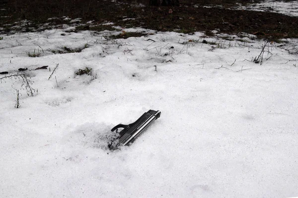 Εισβολέας Πέταξε Ένα Όπλο Ένα Χιονισμένο Δάσος Την Ελπίδα Ότι — Φωτογραφία Αρχείου