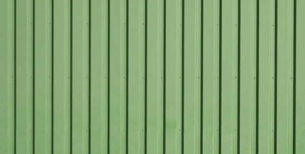 金属墙侧边的绿色背景 反映金属凸纹质感 背景资料摘要 — 图库照片