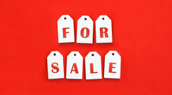 7个白色的木制标签 上面写着 在红色背景上出售 的字样 复制Spase 销售概念 — 图库照片