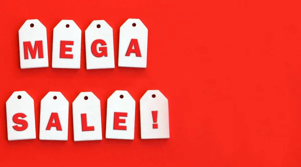 9个印有 Mega Sale 字样的木制标签在红色背景上标注 复制Spase 销售概念 — 图库照片