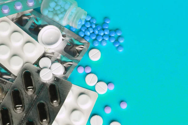 Różne Leki Farmaceutyczne Pigułki Tabletki Kapsułki Niebieskim Tle Utrzymanie Immunitetu — Zdjęcie stockowe