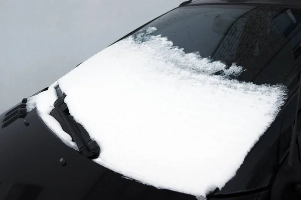 Zamarznięty Samochód Pokryty Śniegiem Zimowy Dzień Widok Przedniej Szyby Śnieżnym — Zdjęcie stockowe