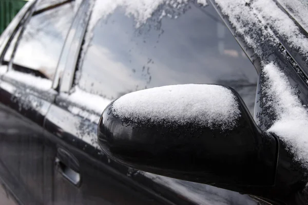 Strona Śnieżnoczarnego Samochodu Lustrem Mroźny Zimowy Poranek Poziomo Oprawione Zdjęcie — Zdjęcie stockowe