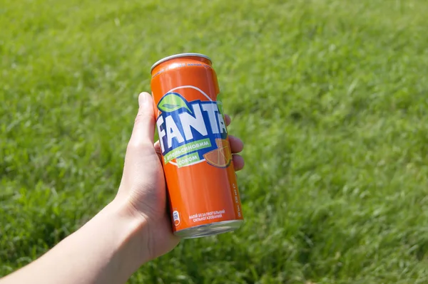 Kharkov Ucrania Junio 2020 Mano Sostiene Una Lata Metal Fanta — Foto de Stock