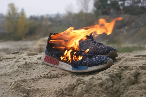 Des Baskets Bleues Brûlées Sur Sable Dans Forêt Concept Sport — Photo