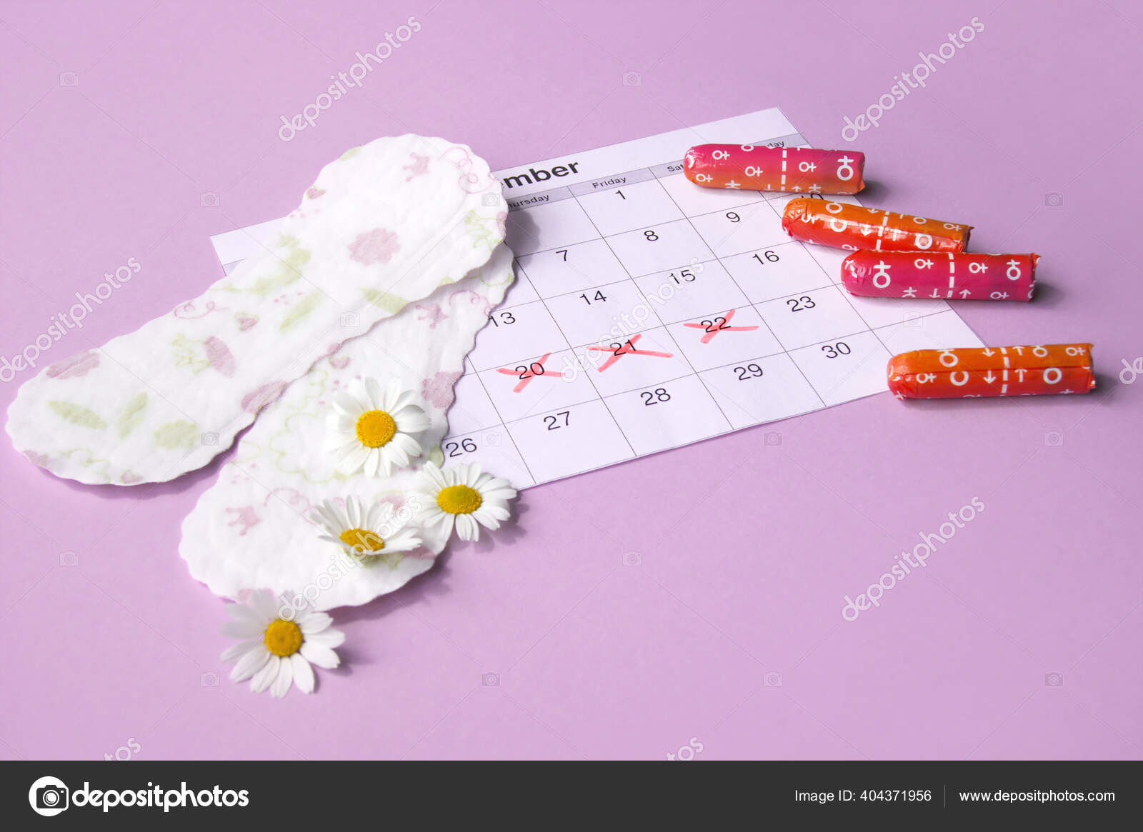 月经期日历上的月经垫和卫生棉条带有粉红背景的洋甘菊关键日子里的女性健康个人卫生概念 图库照片 C Iama Sing