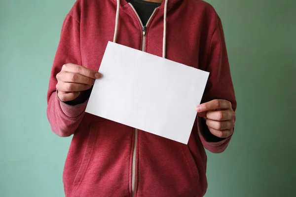Genç Bir Adam Boş Bir Kağıt Parçası Tutuyor Metin Için — Stok fotoğraf