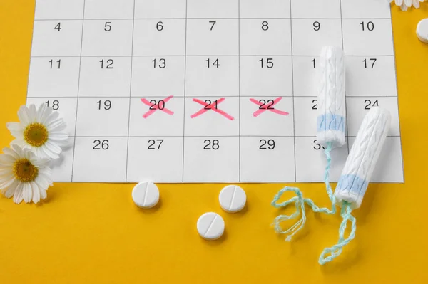Tampões Menstruais Calendário Período Menstrual Com Camomila Fundo Amarelo Conceito — Fotografia de Stock