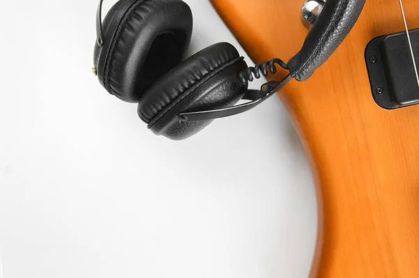 Tragbarer Schwarzer Kopfhörer Und Bassgitarre Auf Weißem Hintergrund Layout Kreatives — Stockfoto