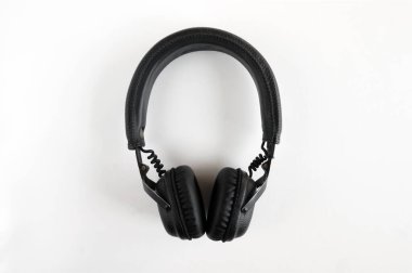 KHARKOV, UKRAINE - 6 Nisan 2020: Beyaz arka planda Marshall Bluetooth kulaklıkları.