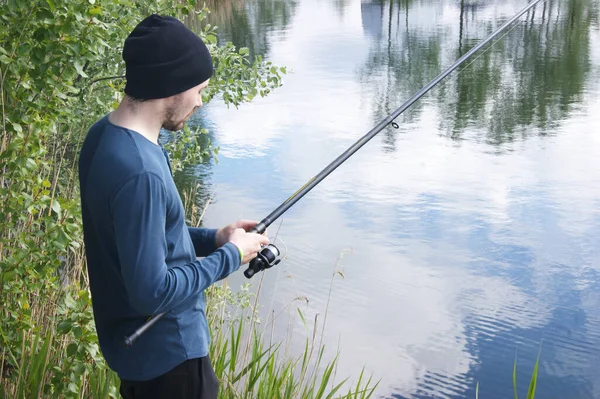 孤独な青年が暖かい季節に釣りに行く 面白い趣味 — ストック写真