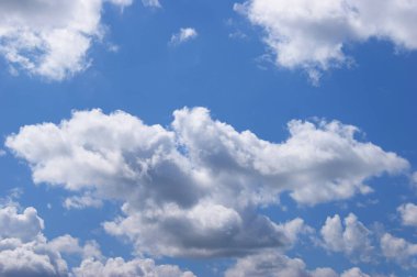 Açık mavi gökyüzü arkaplanı bulutlu. Yaz bulutları, güzel hava arkaplanı.