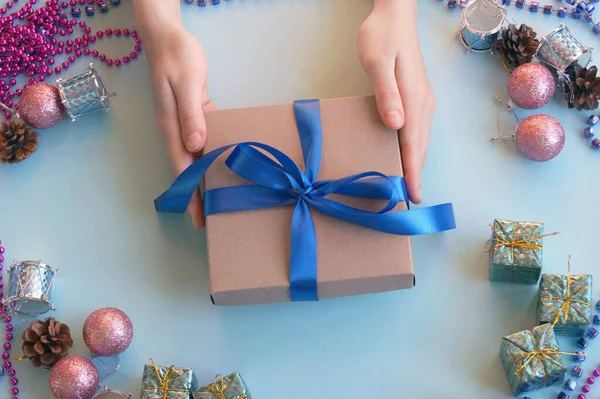 Świąteczne Pudełko Niebieskim Tle Dekoracją Szczęśliwego Nowego Roku Tle — Zdjęcie stockowe