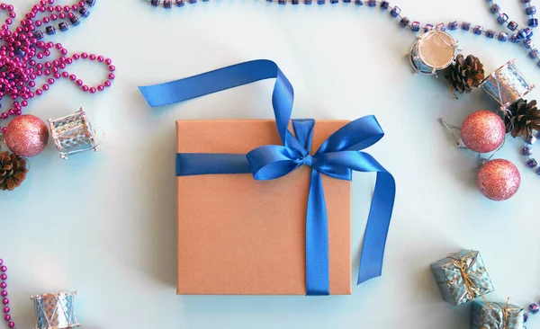蓝色背景的圣诞礼品盒 装饰精美 新年快乐背景 — 图库照片