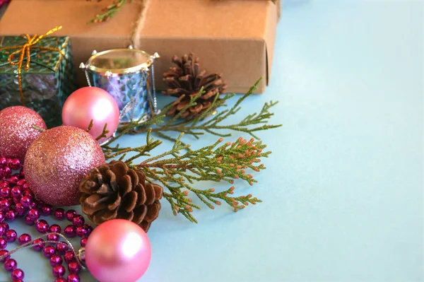 Jul Presentförpackning Dekoration Och Gran Gren Ljusblå Bakgrund — Stockfoto