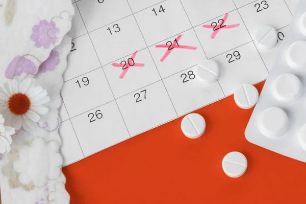 Almofadas Menstruais Tampões Calendário Período Menstrual Com Camomila Fundo Vermelho — Fotografia de Stock