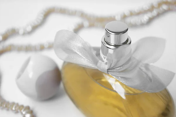 Frasco Perfume Com Pérola Sobre Fundo Claro Perfumaria Cosméticos Colecção — Fotografia de Stock