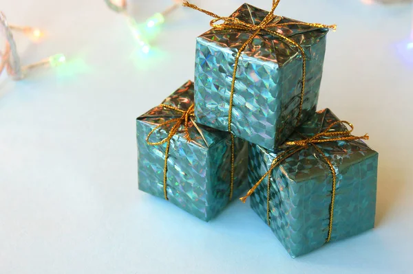 圣诞树的圣诞装饰 以蓝色背景的小礼物的形式呈现出来 — 图库照片