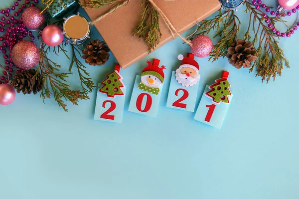 圣诞礼品盒 装饰品 冷杉枝条及2021年的淡蓝色背景 带有复制空间的顶部视图 — 图库照片